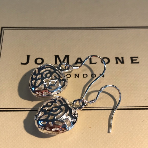 🌟 Silver Heart Drop Earrings - Picture 5 of 5